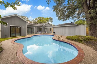 Building Photo - 3327 Freshmeadows Dr