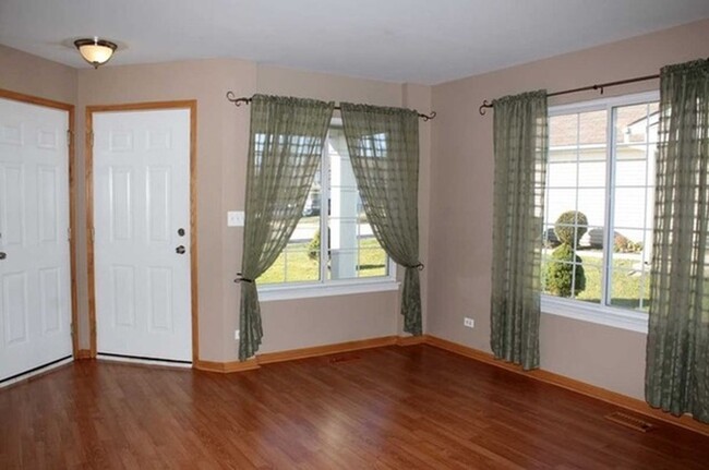 Building Photo - LARGE 2 BEDROOM 2.5 BATH HOME IN IMPRESSIO...