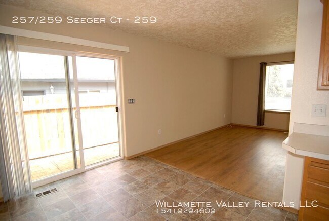 Building Photo - Nice S Salem duplex