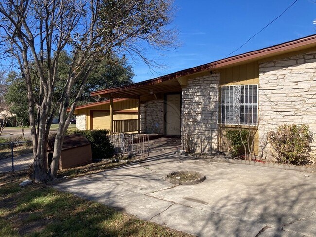 Building Photo - 1814 Crestridge Dr