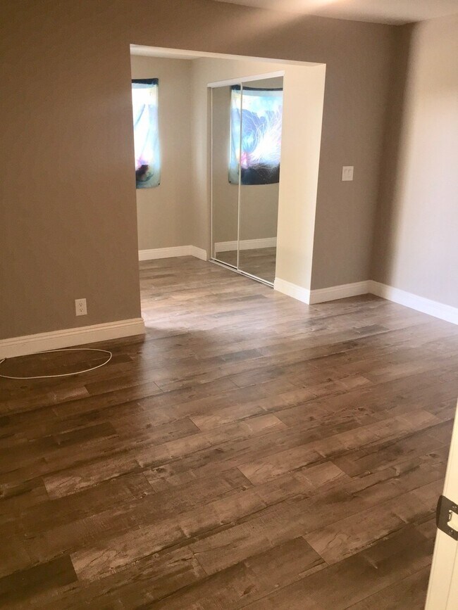 Building Photo - Glendale Hills traditional with fabulous views