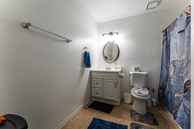 Building Photo - 5409 S Hazelton Ln