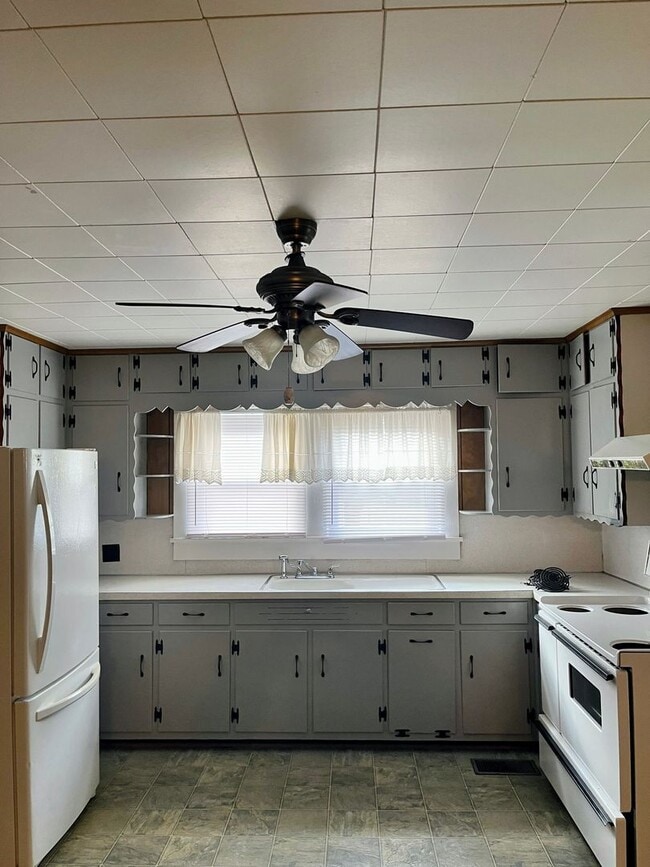 Primary Photo - NICE CLEAN COUNTRY HOME, 3 BDRM 1.5 BA
