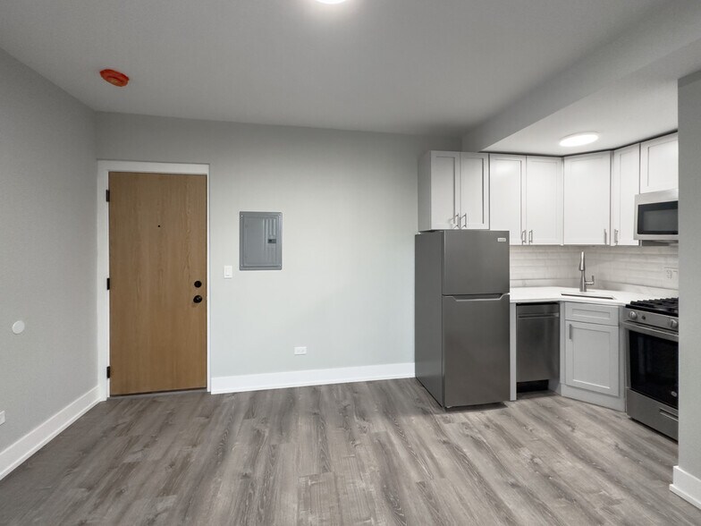 Building Photo - 510 W Belmont Ave