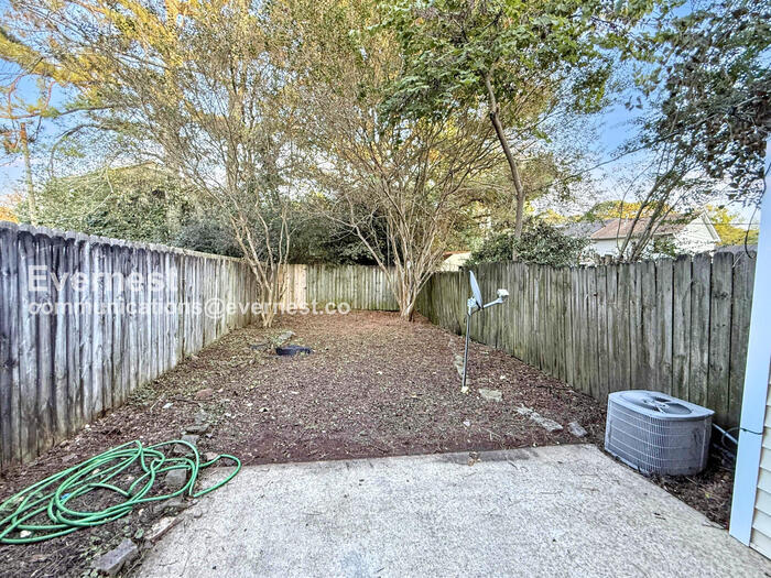 Building Photo - 2225 Cheshire Dr