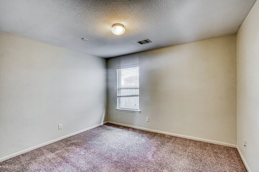Building Photo - 2219 Diamond Crest Dr