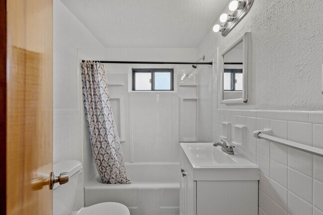 Building Photo - Beautiful 2 bedroom home in Pitcairn available August 15!