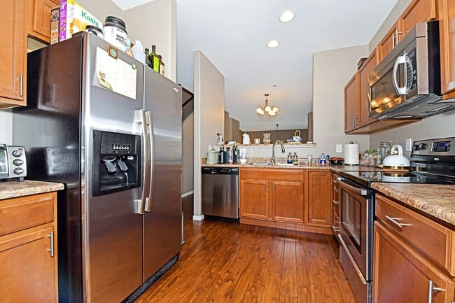 Building Photo - 2-Story Townhome - Excellent Condition- Mo...