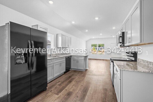Building Photo - Stunning Newer Construction in Fayetteville!