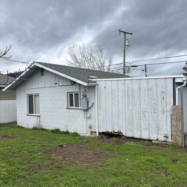 Building Photo - 435 NE Russell Ave