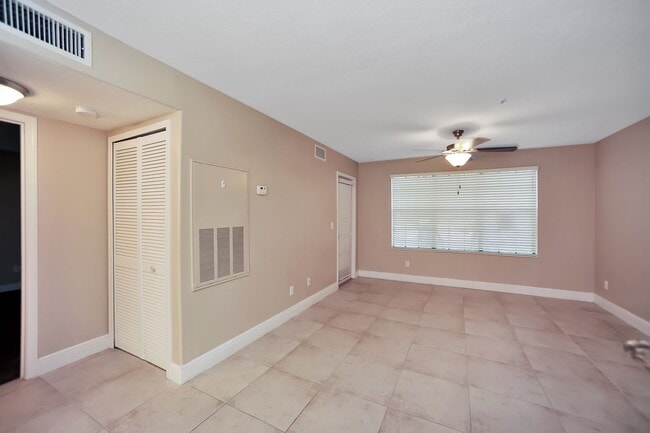Building Photo - 7667 N Wickham Rd