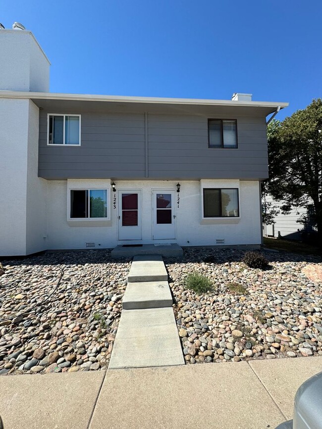 Building Photo - REMODELED TWO BED TOWNHOME!!