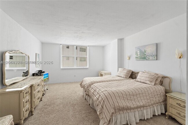 Building Photo - 5001 Collins Ave