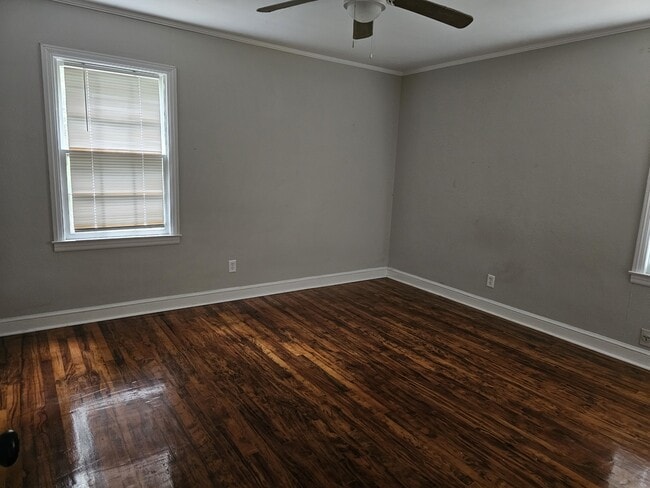 Building Photo - 406 W 6th St