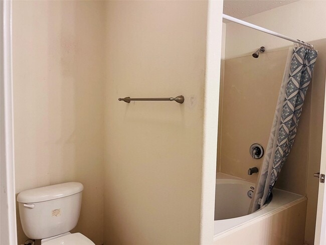 Building Photo - 2115 Vermillion Oak St