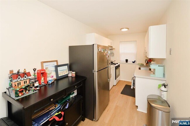 Building Photo - 128 Regency Park