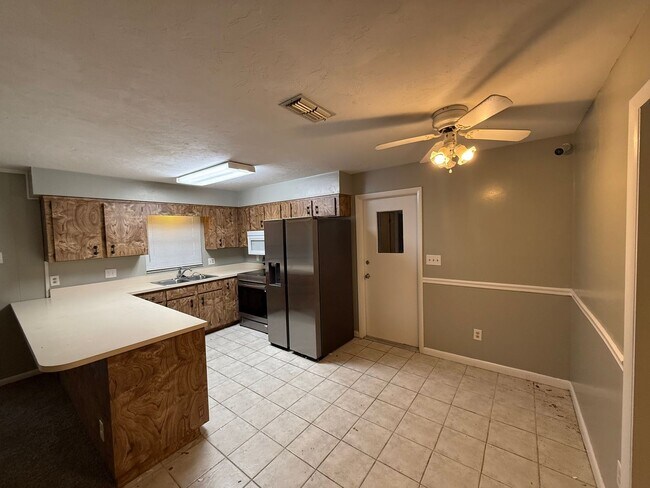Building Photo - Comfortable SW Gainesville Home with Large...
