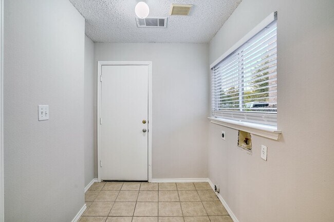 Building Photo - 1001 Howell Terrace Pl