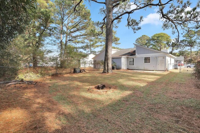 Building Photo - Adorable Duplex!
