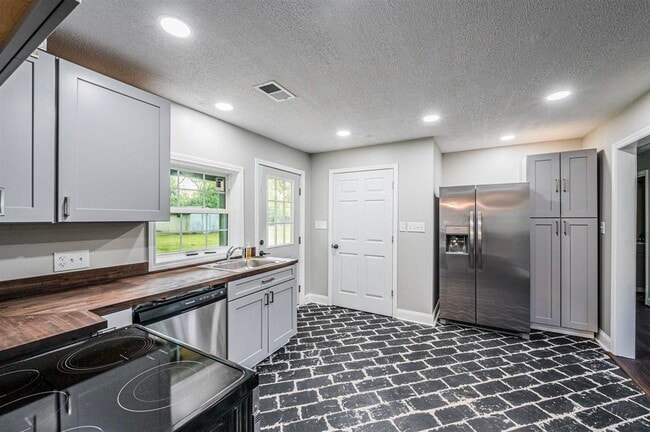 Building Photo - 204 Wilson Ave