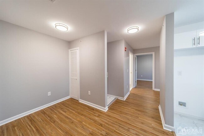 Building Photo - 875 Port Reading Ave