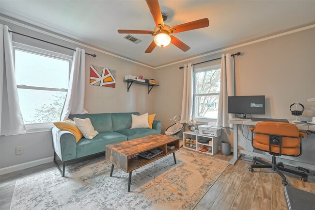 Building Photo - 2210 Saxon Dr