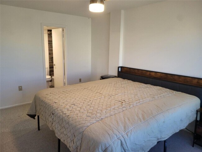 Building Photo - 4650 Cove Cir