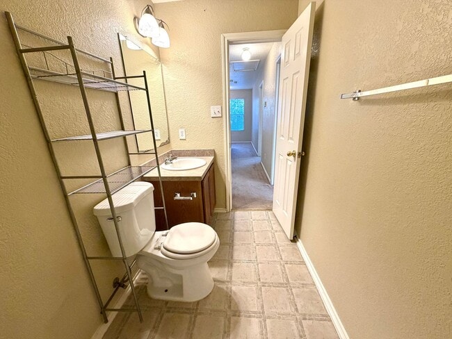 Building Photo - Spacious 3 Bed / 2.5 Bath Home with Large Yard & Lawn Care Included