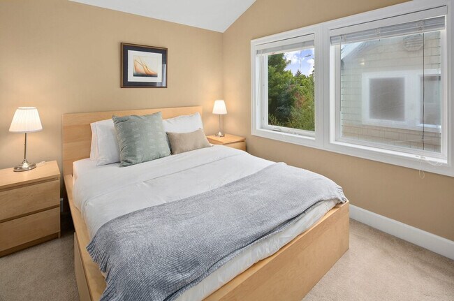 Building Photo - 113 27th Ave S