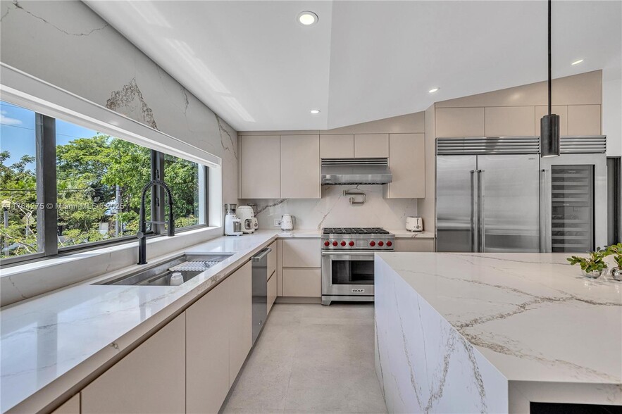 Building Photo - 1351 S Venetian Way