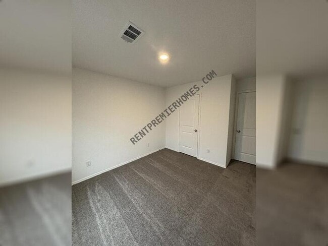 Building Photo - 34-10 10 Point Ln