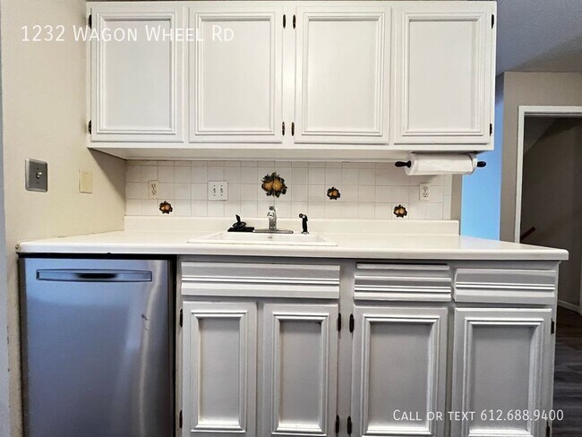 Building Photo - 3 Bed 3 Bath Townhome - 2 Car Attached Gar...