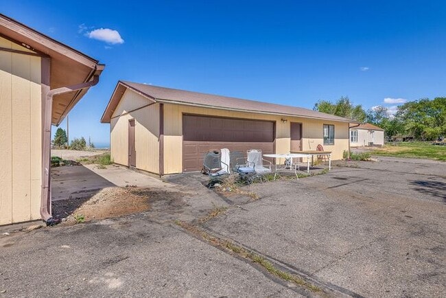 Building Photo - Home with Mountain Views!