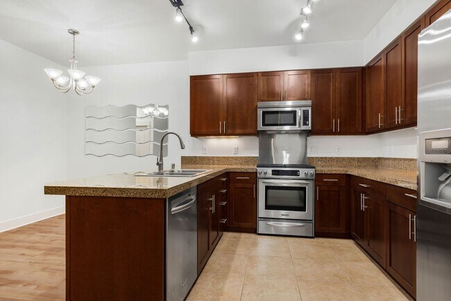 Building Photo - Prime Redmond Location!!!