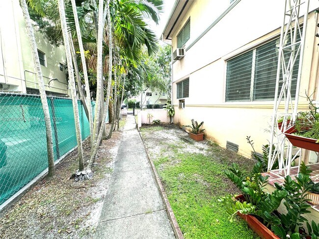 Building Photo - 433 Santander Ave