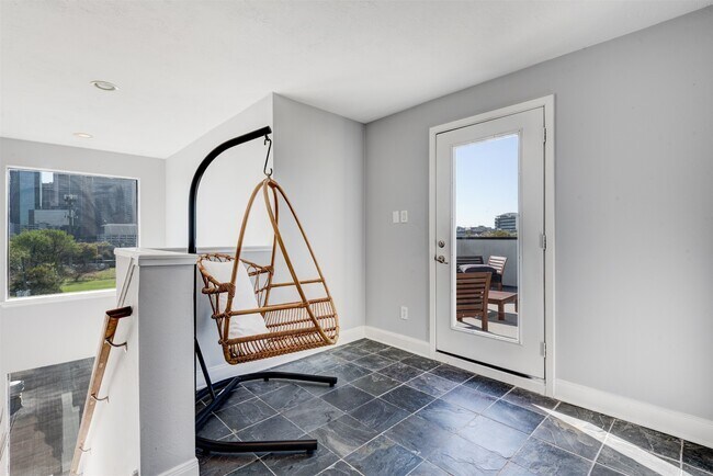 Building Photo - 1124 W Dallas St