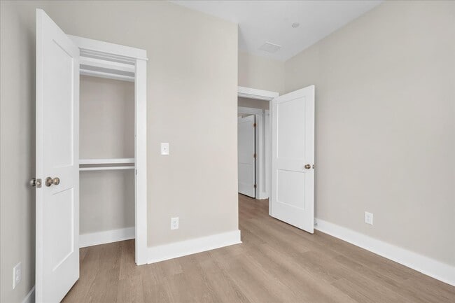 Building Photo - 195 Romney St