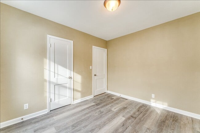 Building Photo - Adorable 2 Bed Riverside Home – Updated & Ready Now!