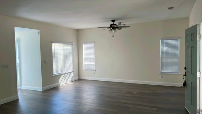 Building Photo - 2 Bedroom 2 Bathroom located in Redbridge