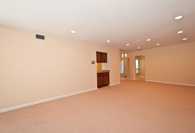 Building Photo - 90 Foxwood Dr