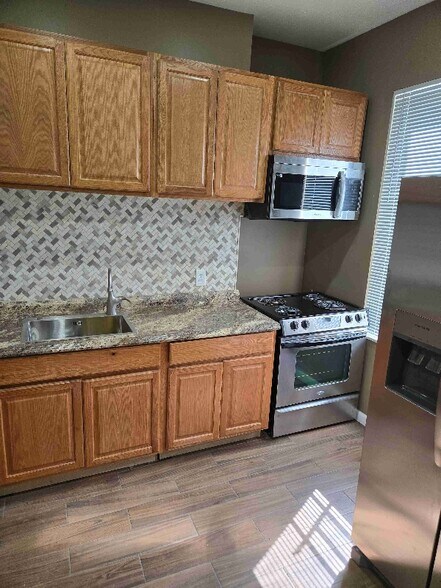 Building Photo - 52 Lander St