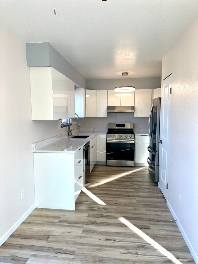 Building Photo - Newly Renovated Home 3 Bed 1 1/2 Bath 1-Car Garage on Century Place!