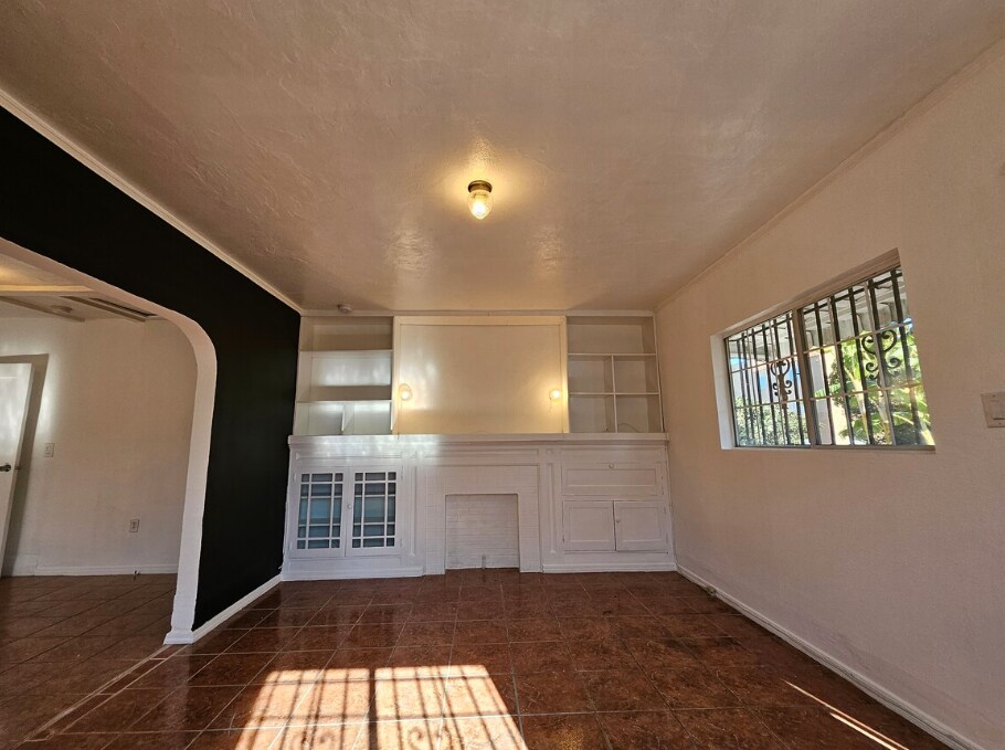 Building Photo - 2623 Hillcrest Dr