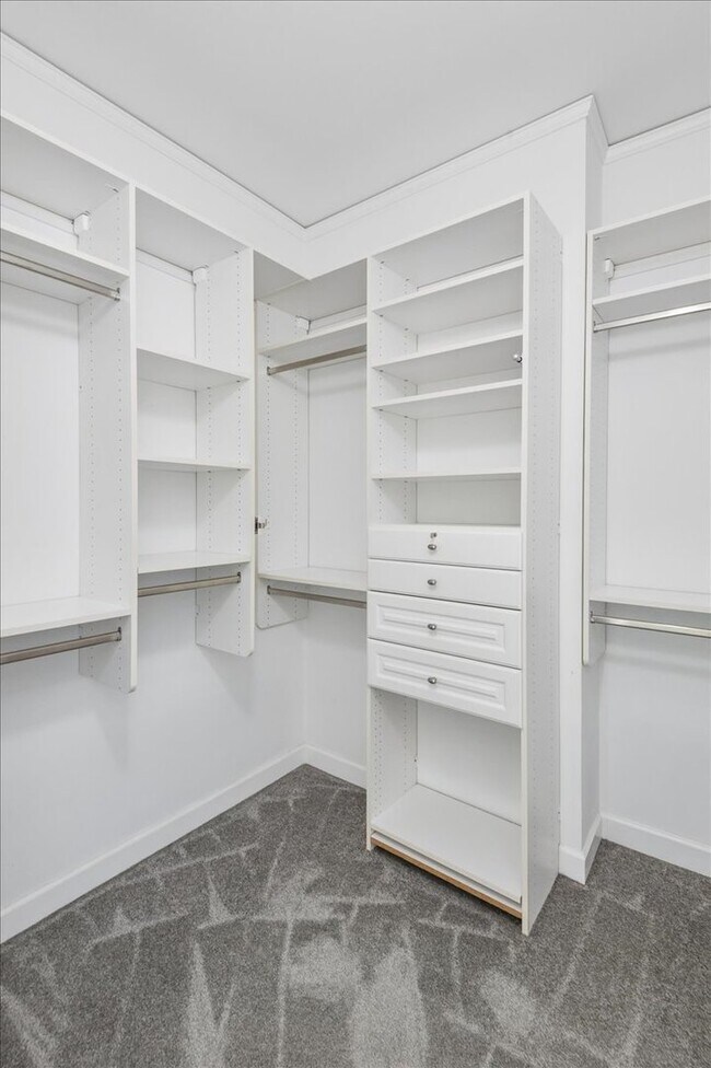 Building Photo - 450 E Waterside Dr