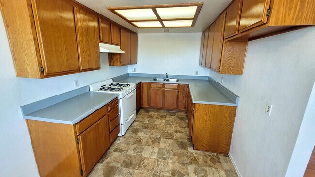 Building Photo - Upstairs 3 Bedroom 2 Bath Apartment with H...