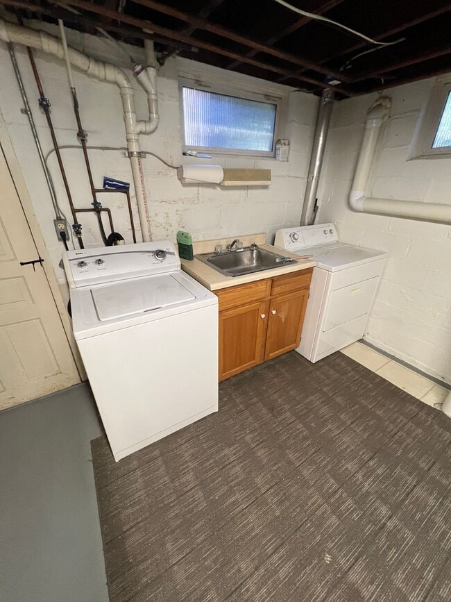 Building Photo - Beautiful 4 BR Brick Cape Cod in Lancaster!