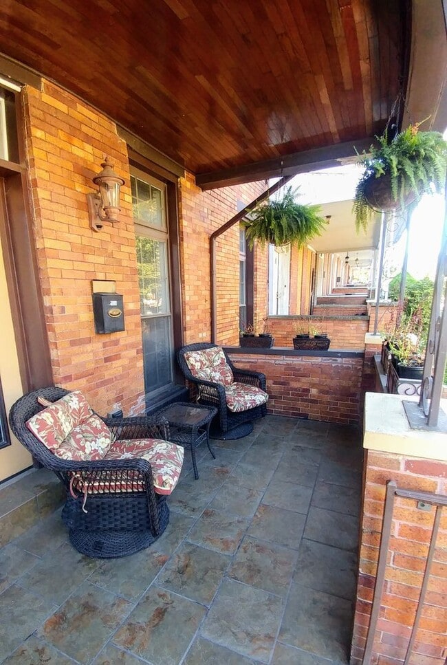 Building Photo - Beautiful & Spacious 3 Br 2 Ba Townhome in Reservoir Hill