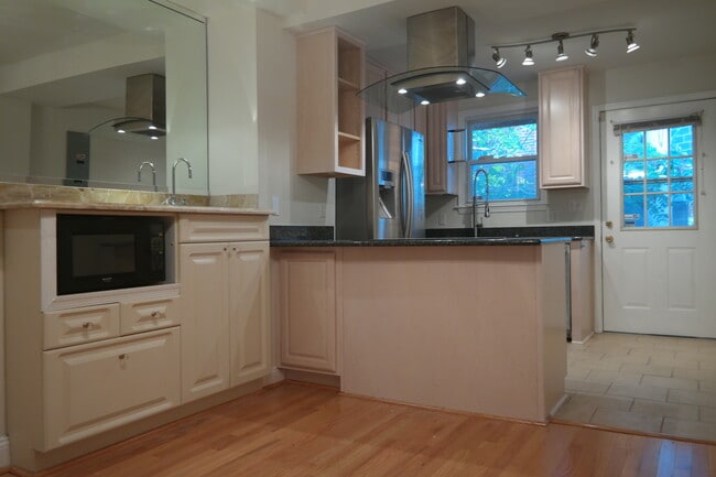 Building Photo - Charming 2 Bedroom/1 Bathroom Townhome in Washington Village, MD!