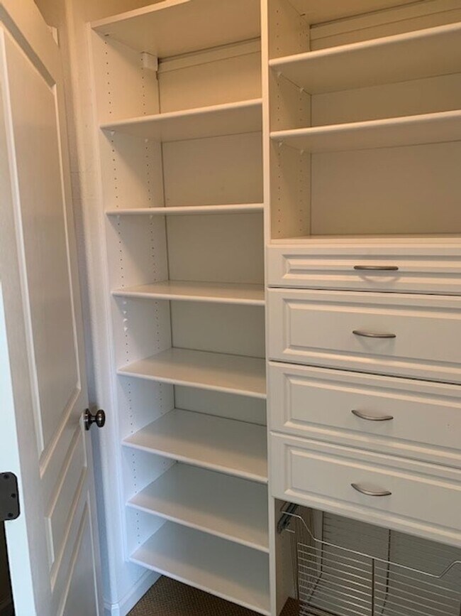 Building Photo - GORGEOUS MODERN 3BR 3BA TOWNHOUSE IN BEAUT...