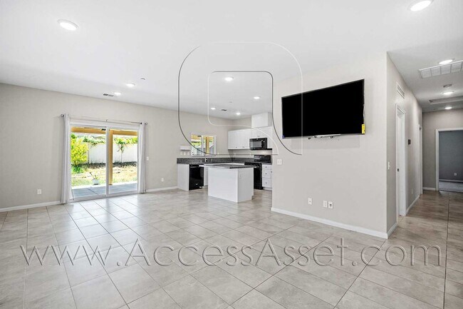Building Photo - Partially furnished 4 Bed/2 Bath Plus a Bo...